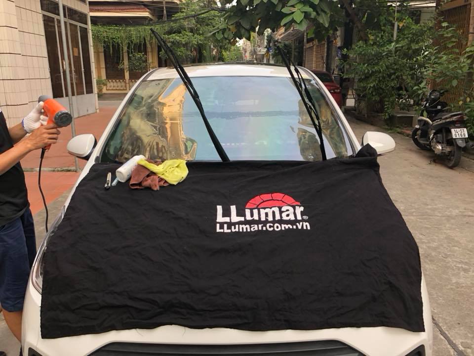 Dịch vụ dán phim cách nhiệt xe hơi tại nhà của Auto365 Hồ Chí Minh!